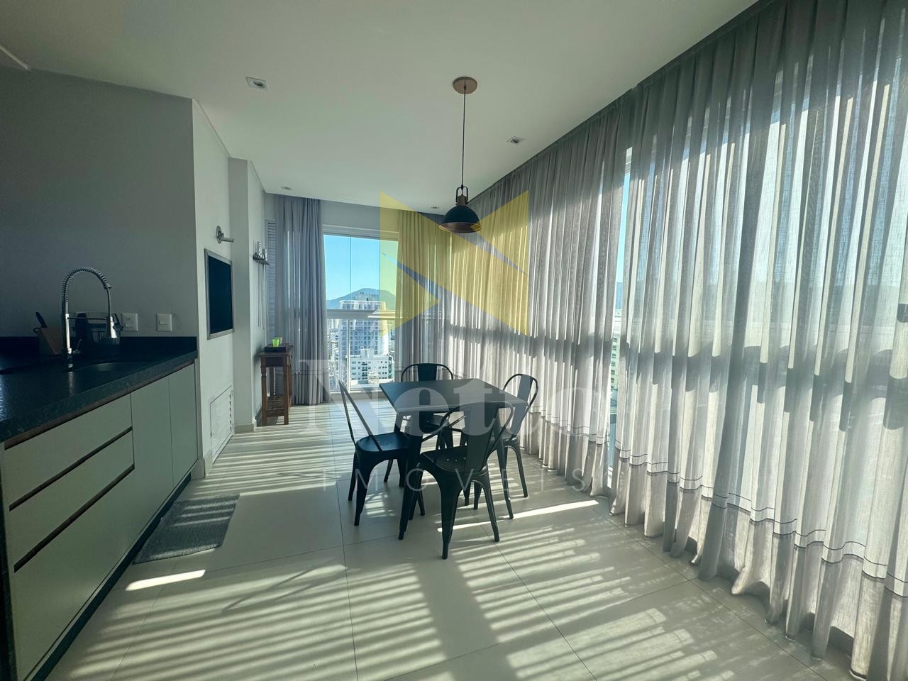 Amplo apartamento com 4 suítes