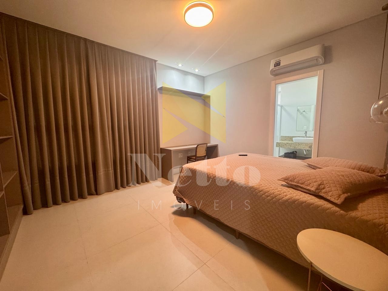 Amplo apartamento com 4 suítes