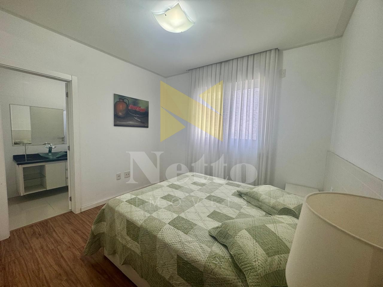 Bairro Meia Praia - Apartamento Amplo e Mobiliado