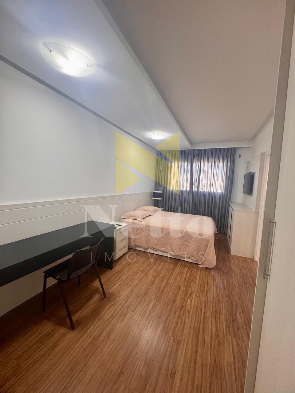 Bairro Meia Praia - Apartamento Amplo e Mobiliado