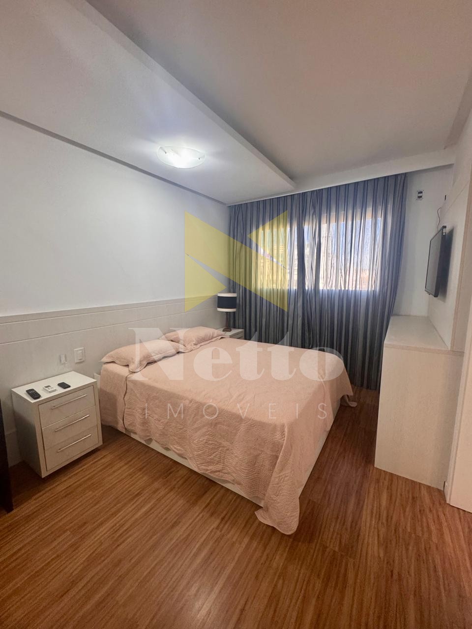 Bairro Meia Praia - Apartamento Amplo e Mobiliado