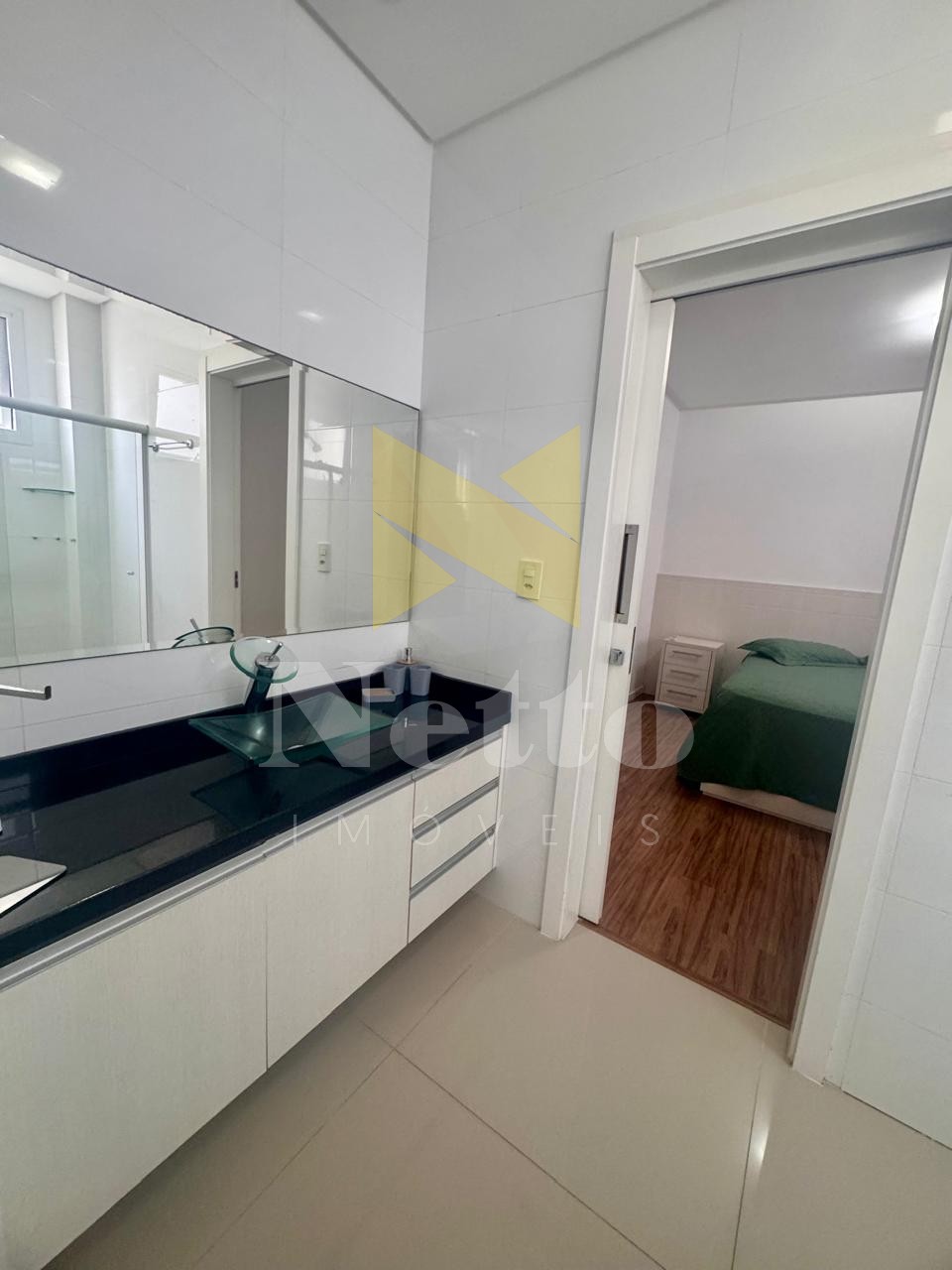 Bairro Meia Praia - Apartamento Amplo e Mobiliado