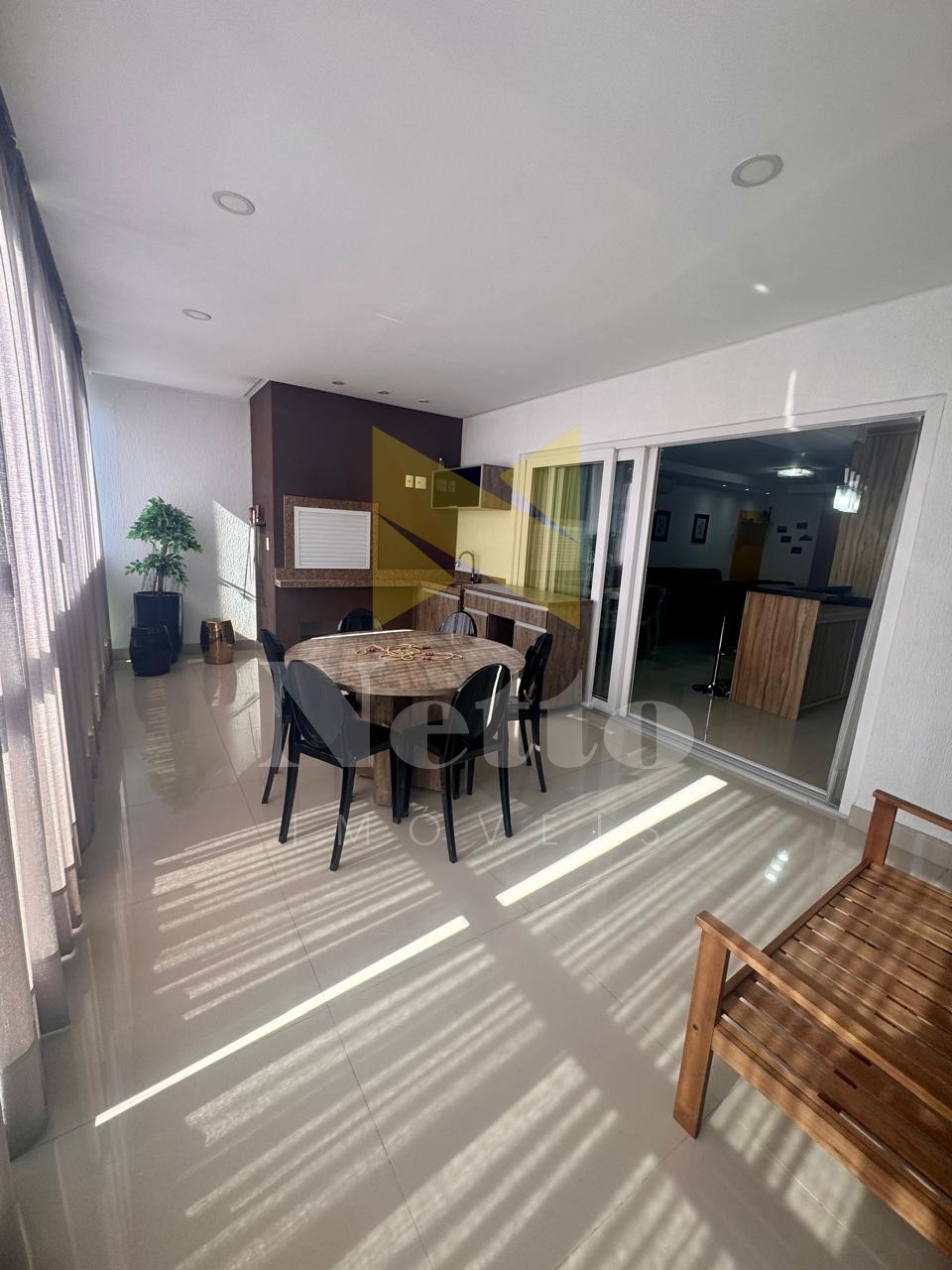 Bairro Meia Praia - Apartamento Amplo e Mobiliado